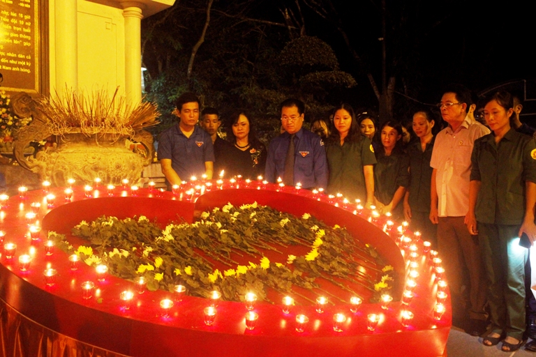 Tuổi trẻ thắp nến tri ân tại Khu mộ 10 nữ TNXP Ngã ba Đồng Lộc